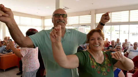 Dede ve Torun, Emekli Evi’nde Müzik Keyfi Yaptı