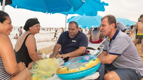 Seçer, Tatilini Mersin Sahillerinde Yapanlarla Bir Araya Geldi