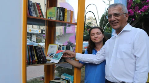 Mersin Mezitli'de Kütüphane Sokağa İndi