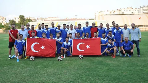 Tarsus İdmanyurdu Zafer Bayramı'nı Bayrak Açarak Kutladı