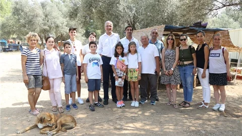 Kitap Satarak Aldıkları Mamalarla Hayvanları Beslediler