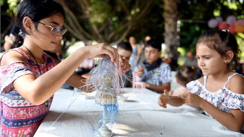 Çocuklar, Hastanedeki Arkadaşları İçin Kolye ve Bileklik Yaptı