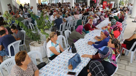 Mezitli Belediyesi Aşure Lokması Dağıttı