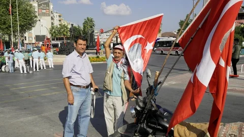 Hergün Atatürk'e Dua Etmeye Geliyor