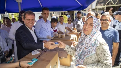 Başkan Seçer, Vatandaşlara Aşure İkram Etti