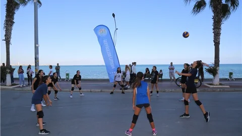 Caddede Özgürce Voleybol Oynayıp Bisiklete Bindiler