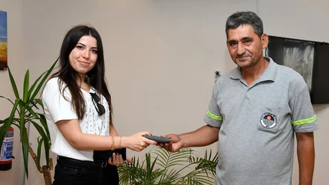 Erdal Duru, Sokakta Bulduğu Cüzdanı Sahibine Ulaştırdı