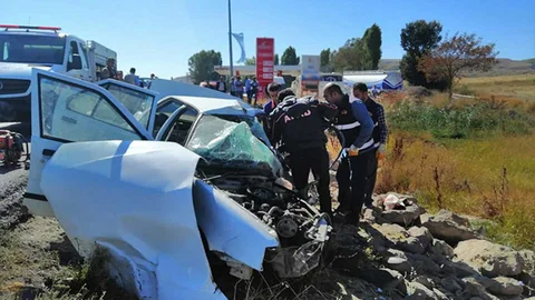 TIR ile otomobil çarpıştı: Biri bebek 3 ölü