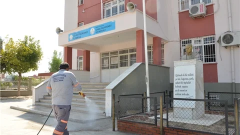 Büyükşehir, Okullarda Sürekli Olarak İlaçlama Yapıyor