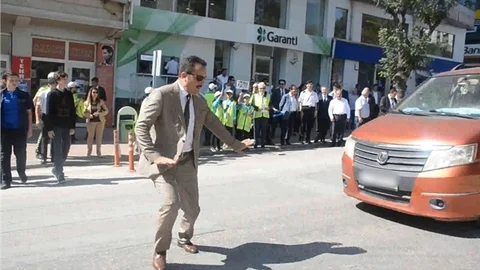 Valiye 'Yaya Geçidi Nöbeti'nde Az Kalsın Araba Çarpıyordu