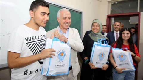 Başkan Mustafa Gültak, Gençlere Üniversite Hazırlık Kitapları Hediye Etti