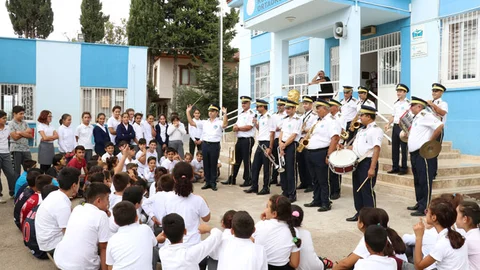 Öğrenciler Bandoyla Tanışıyor!