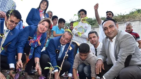 Başkan Yılmaz, İşitme Engelli Çocuklarla Çiçek Ekti