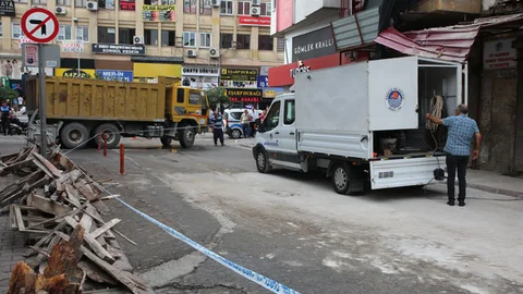 Çöken Binada Güvenlik Önlemi Alındı, Yola Düşen Enkaz ve Moloz Kaldırıldı