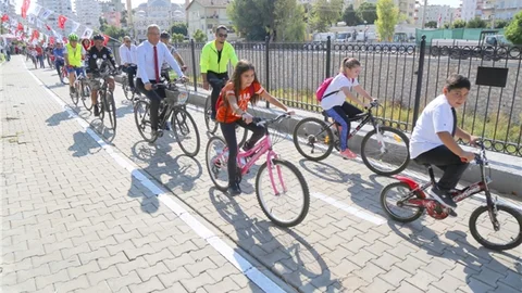 Mezitli'de 1 kilometrelik bisiklet ve yürüyüş yolu açıldı
