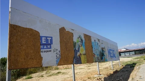 Mezitli Belediyesi’nin Billboardlarına Çirkin Saldırı