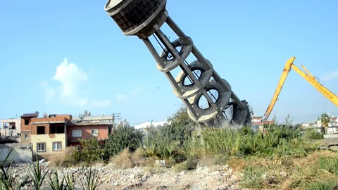 Tehlike Yaratan Su Kulesi Kontrollü Bir Şekilde Yıkıldı