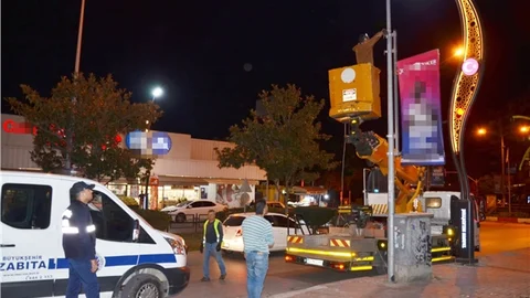 Elektrik Direklerindeki Reklamları Toplanıyor