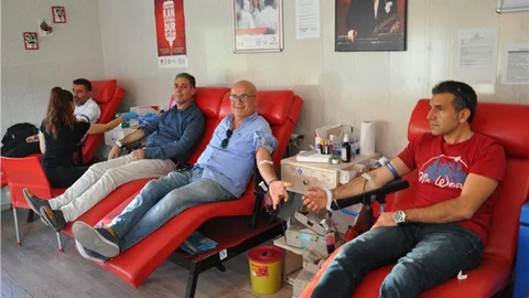 Mersin Büfeciler ve Kantinciler Odası’ndan Kızılay’a Kan Bağışı