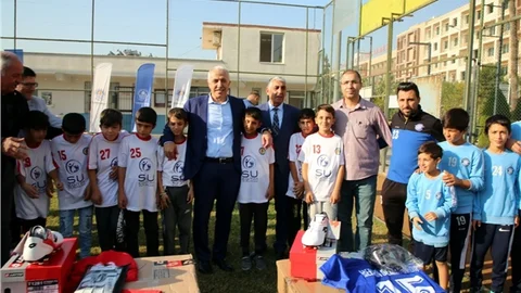 Akdeniz Belediye Başkanı Mustafa Gültak, Amatör Spor Kulüplerine Malzeme Desteğinde Bulundu