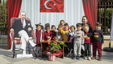 Mersin'de Çocuklar, Atatürk İle Hatıra Fotoğrafı Çektirdi