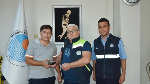 Vatandaşın Yolda Düşürdüğü Cüzdan, Büyükşehir Personeli Tarafından Bulundu