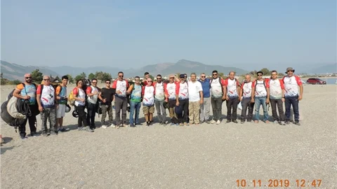 Paraşütler Atatürk'ün Aziz Hatırasına Açıldı