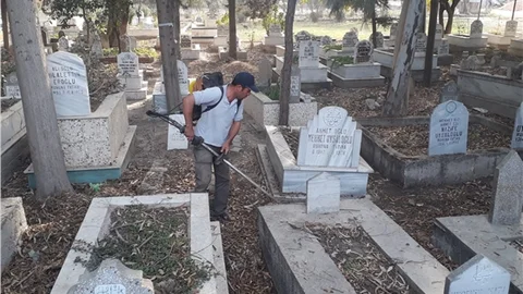 Büyükşehir Ekipleri, Tarsus’ta Bağlı Mahallelerin Mezarlıklarını Temizliyor