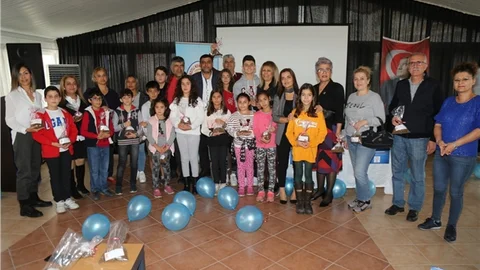 Çocuk Haklarını Haykırıp Sokak Hayvanlarını Beslediler