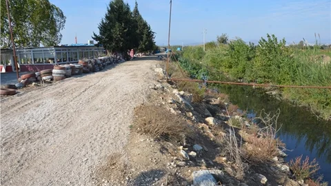 Yoğun Yağışlarda Taşan Kanalın Kenarları Yükseltildi