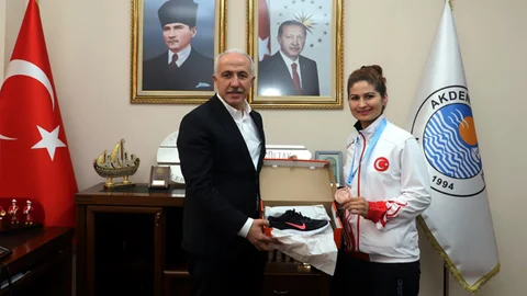 Şampiyon Tekvandocudan Başkan Gültak’a Ziyaret