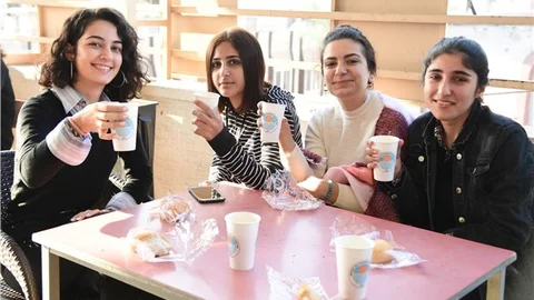 Mersin’de Öğrenciler Sıcak Çorba İle Güne Başlıyor