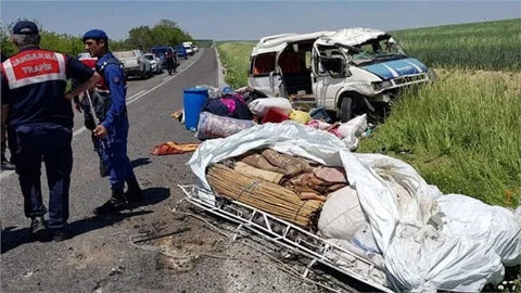 Tarım İşçilerini Taşıyan Midibüs Devrildi: 11 Yaralı