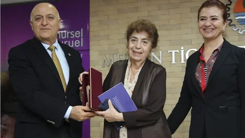 Mersin Kenti Edebiyat Ödülü Yazar Nursel Duruel'in