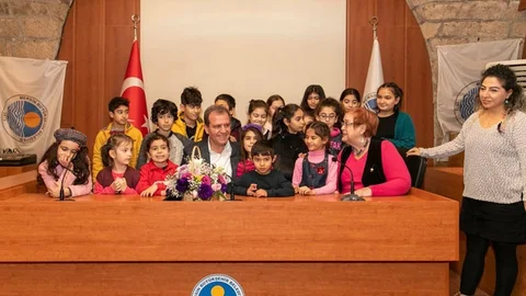 Çocuklardan Başkan Vahap Seçer’e Şarkı