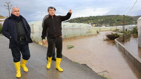 "Erdemli Belediyesi Sel Afetinde 500 Kişilik Ekiple Çalışıyor"
