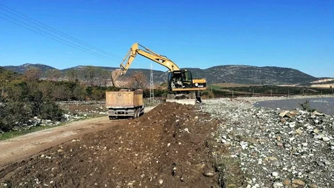 Yağmur Sonrası Bozulan Yol, Köprü ve Sokakları Yenileniyor