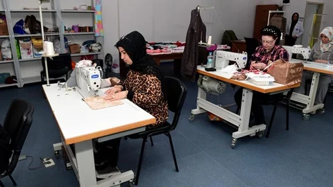 Mersin'de Engelli Çocukların Annelerine Dikiş Kursu!