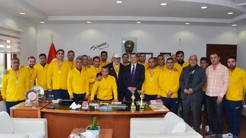 Şampiyonluk Kupasını Alan Personel, Başkana Hediye Etti