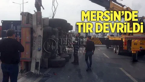 Mersin'de Tır Devrildi