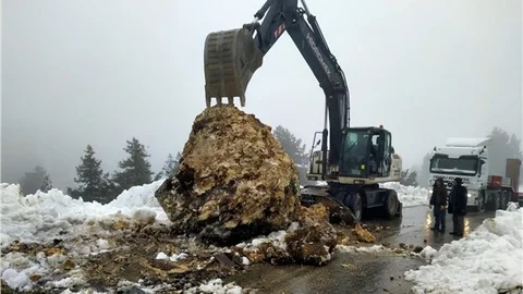 Yola Dev Kaya Düştü!