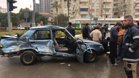 TIR ile Otomobil Çarpıştı