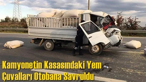 Kamyonetin Kasasındaki Yem Çuvalları Otobana Savruldu