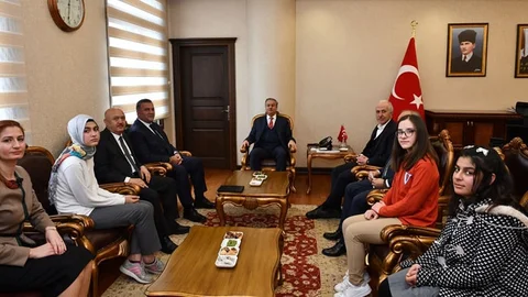 Vali Su, Derece Alan Minik Öğrencilerle Bir Araya Geldi