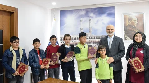 "Camiye Koşuyoruz, Namazla Buluşuyoruz" Dediler Yarıştılar