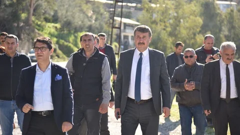 Anamur İlçe Protokolü Çöken Duvarda İncelemede Bulundu