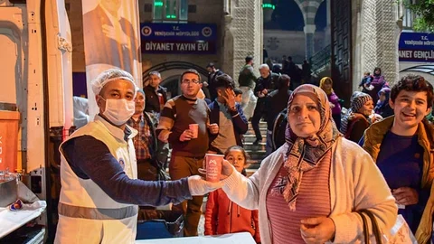 Camilere Akın Eden Mersinliler’in Kandil Simidi ve Çorba Büyükşehir Belediyesinden