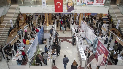 Öğrenciler Doğru Tercih, Doğru Gelecek İçin Stantları Gezdi