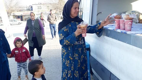 İşçi ve Öğrencilerin İçleri Büyükşehir’in Dağıttığı Çorbayla Isınıyor