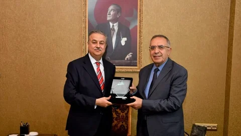 Vali Su’dan Emekli Mülki İdare Amiri Ahmet Büyükçelik’e Hizmet Belgesi Takdimi